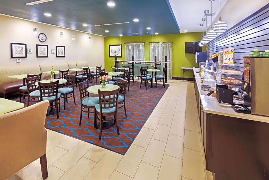 La Quinta Inn & Suites by Wyndham Floresville