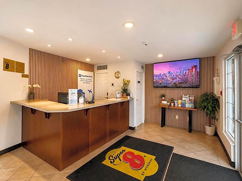 Super 8 by Wyndham Lake Country/Winfield Area Airport North