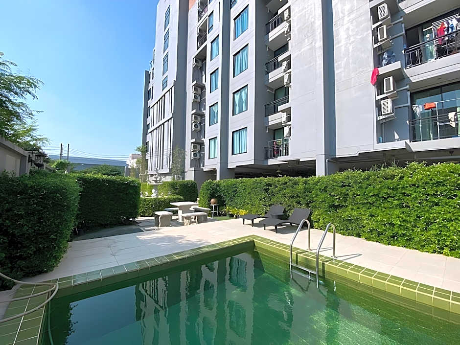 RQ Bangkok Sukhumvit 107 by Collection O