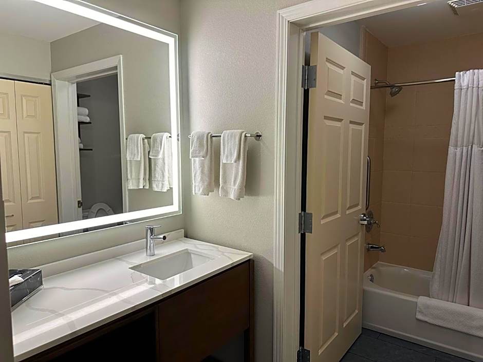 Staybridge Suites Milwaukee West-Oconomowoc By IHG