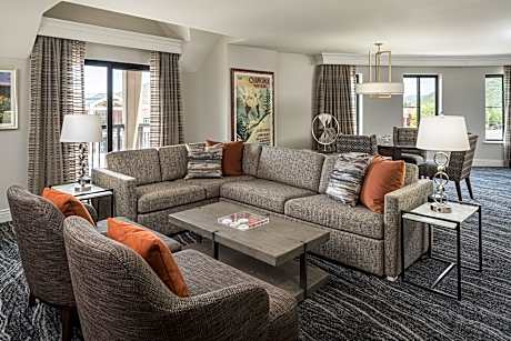 Club lounge access, 1 Bedroom Presidential Suite, 1 King, Corner room, Balcony, Whirlpool