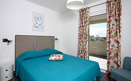 Superior Three-Bedroom Apartment ( 7 adults)