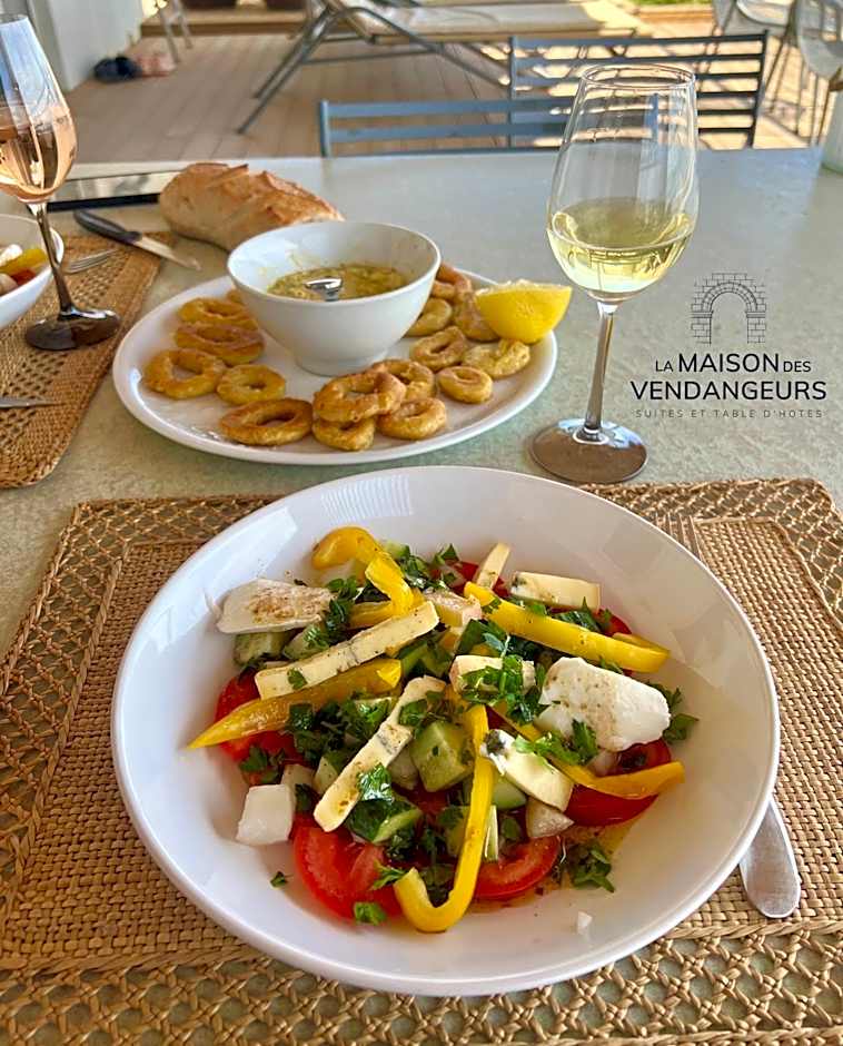 La Maison des Vendangeurs - TABLE D'HÔTES le soir du jeudi au dimanche- Jacuzzi - Balnéo SPA - ACCES PISCINE pour toutes les chambres sauf STUDIO COQUET- Piscine de mai à mi-octobre