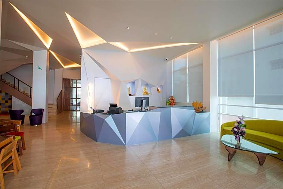 โรงแรมโกลว์ รัตนา เพลส