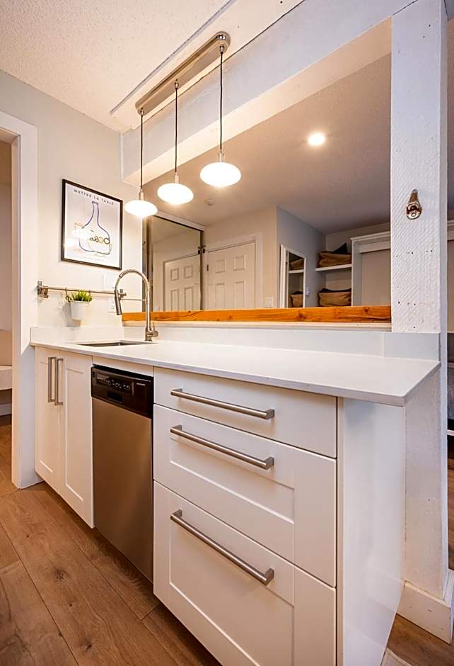 Group Stays - Large Renovated Apartment with Pool and Hot Tub