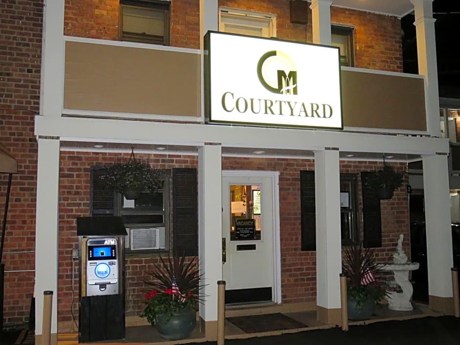 Central Motel Courtyard