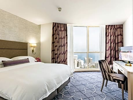Sea View Room with Lounge Access - King Bed