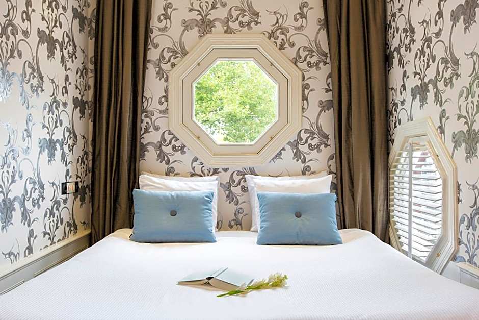 Amsterdam Canal Hotel