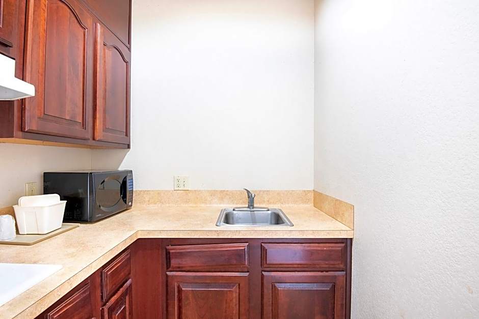 OYO Townhouse Clute Lake Jackson