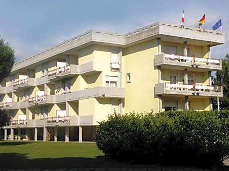 ISA-Residence with swimming pool in Luni Mare, apartments with air conditioning and private outdoor area