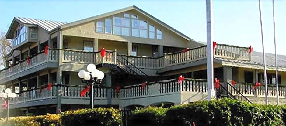 Sunday House Inn and Suites