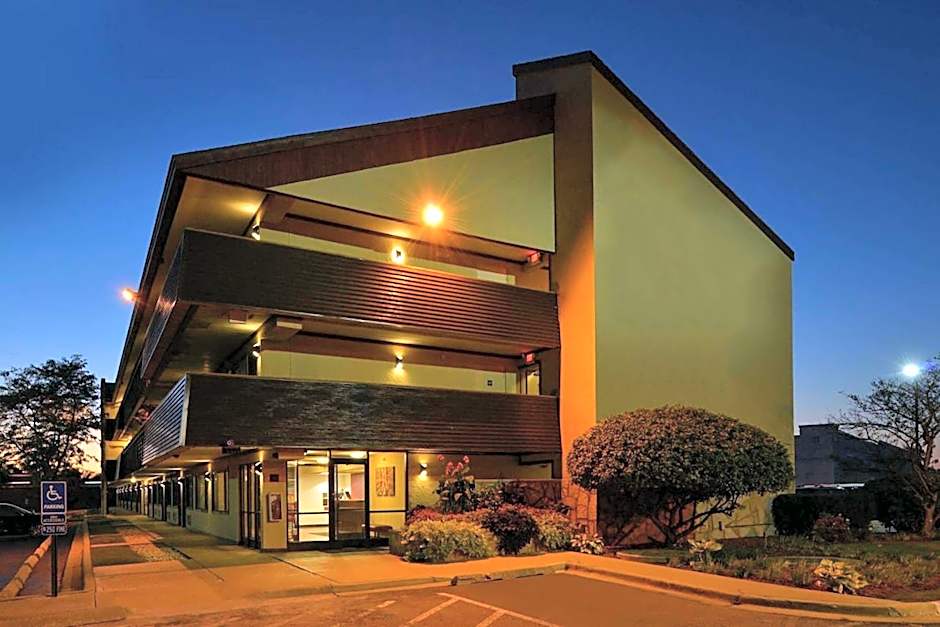Super 8 by Wyndham Deerfield/Northbrook