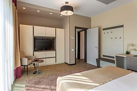 Executive One-Bedroom Apartment with Terrace and Balcony