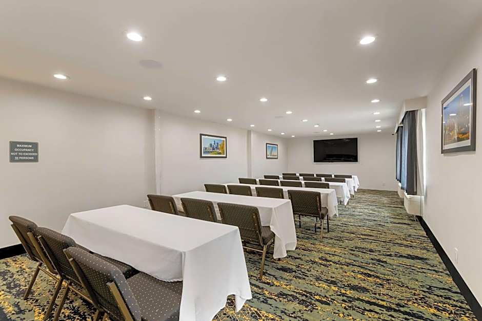 La Quinta Inn & Suites by Wyndham Des Moines West Clive