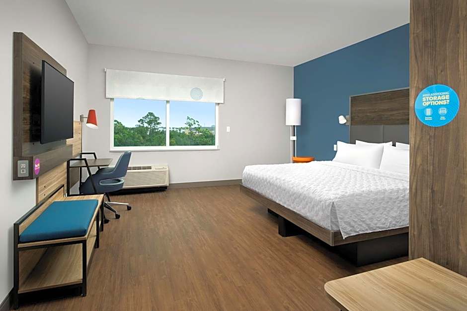 Photo 1 of 5 of 1 King Bed, Mobility Accessible, Bathtub