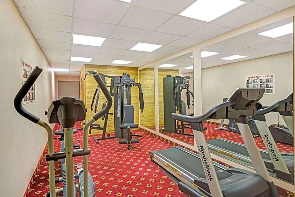 Days Inn & Suites by Wyndham Louisville SW