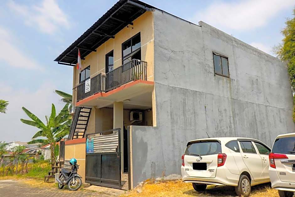 OYO Life 92922 Kost Bu Mala 1 Syariah