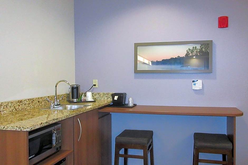 Quality Inn & Suites Caldwell I-77