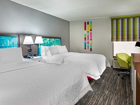 2 Queens Mobility Access W/tub Nonsmoking