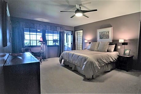 One Bedroom Suite with Screened Lanai and Ocean View
