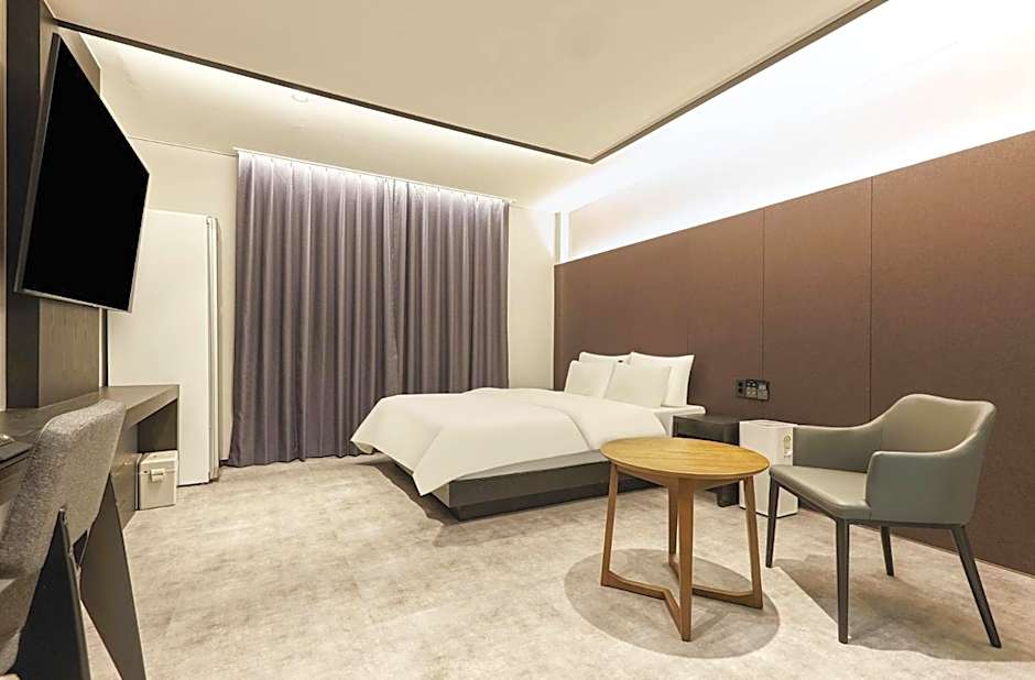 Photo 1 of 7 of Deluxe 1 King Bed