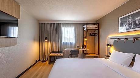 Standard Room - 1 Queen Bed