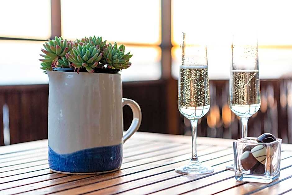 Singing Kettle Beach Lodge