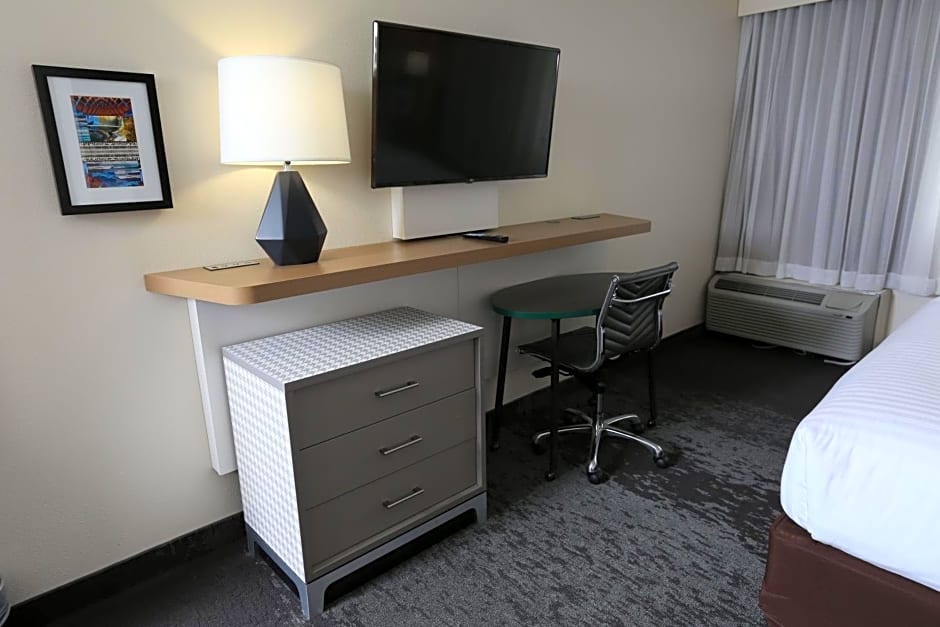 Holiday Inn Chicago North Shore, an IHG Hotel