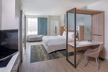 King Suite with Bathtub and Trundle Sofa - Mobility Access/Hearing Accessible