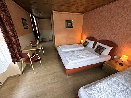Dreibettzimmer-Economy-Ensuite Dusche-Stadtblick