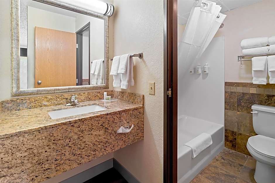 AmericInn by Wyndham Dickinson