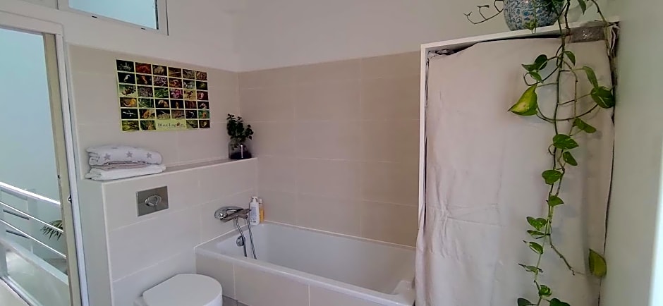belle chambre sur terrasse à 3 min de la gare
