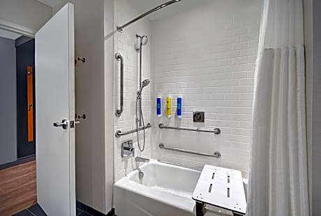 2 Queen Mobility Accessible With Tub