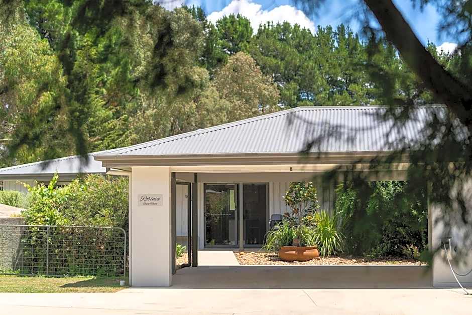 Robinia Guest House - Warmth & Minimalism