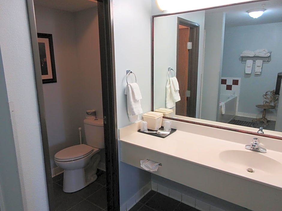 Econo Lodge Inn & Suites