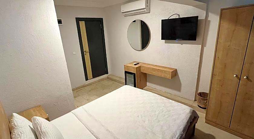 Ados Hotel