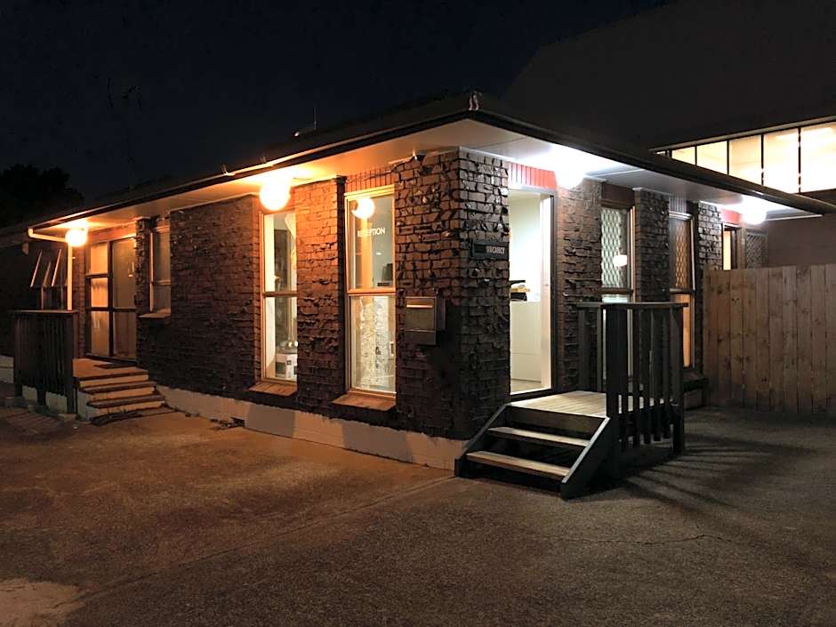 PUPUKE MANOR MOTEL