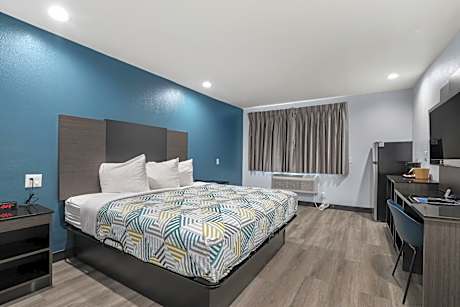 King Room with Roll-in Shower - Disability Access - Non-Smoking