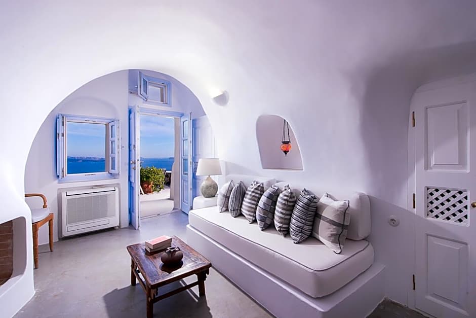Pezoules of Oia