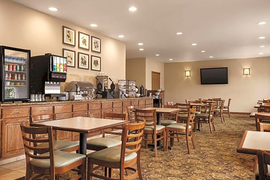 Country Inn & Suites by Radisson, Forest Lake, MN