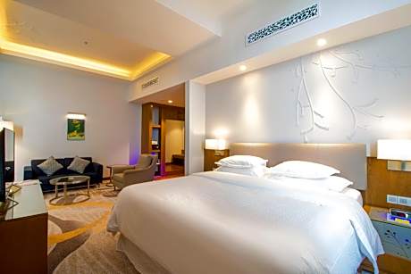 Deluxe Suite with Sea View