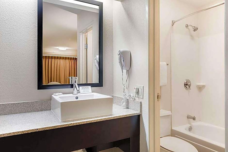 Super 8 by Wyndham Deerfield/Northbrook