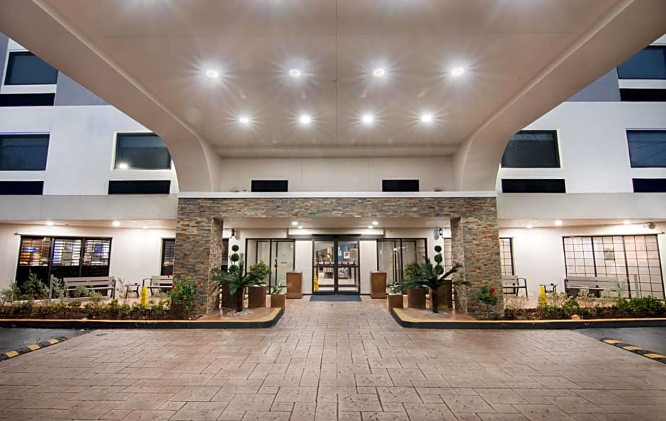 Holiday Inn Express and Suites Fort Lauderdale Airport West