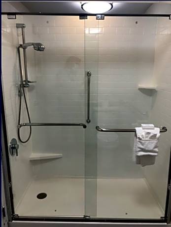 1 King Mobility Access With Tub Nonsmoking
