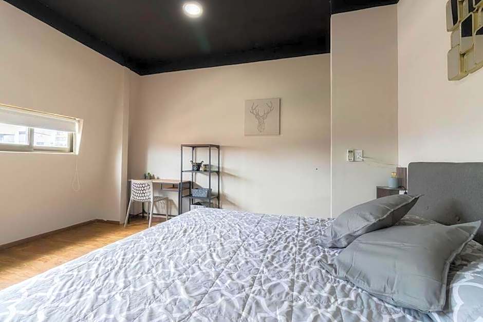 506 Great Location AC 1Bdrm 1bath apt Rooftop