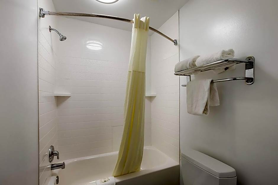 Quality Inn & Suites Greensboro near Lake Oconee
