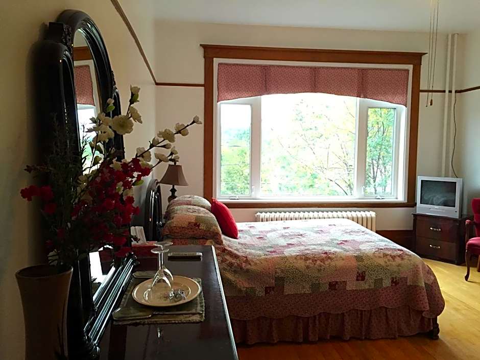 Le Petit Château Montebello B&B