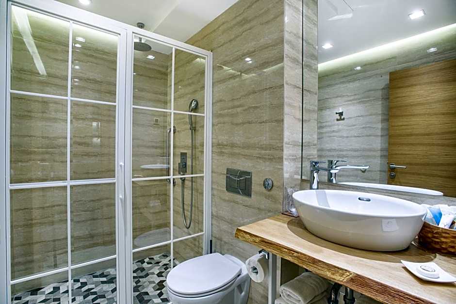 One Luxury Suites