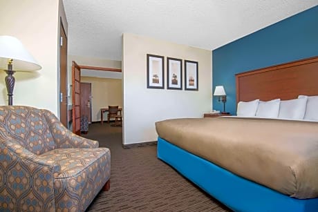 1 King Bed Studio Suite Non-Smoking