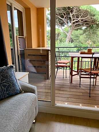 Apartment with Pool View
